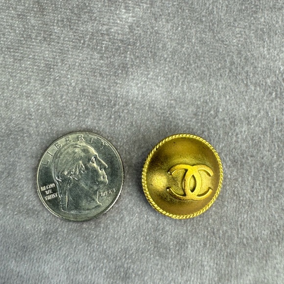 CHANEL Vintage 1994 Gold Plated CC Clip On Earrings STUNNING! - Picture 12 of 12